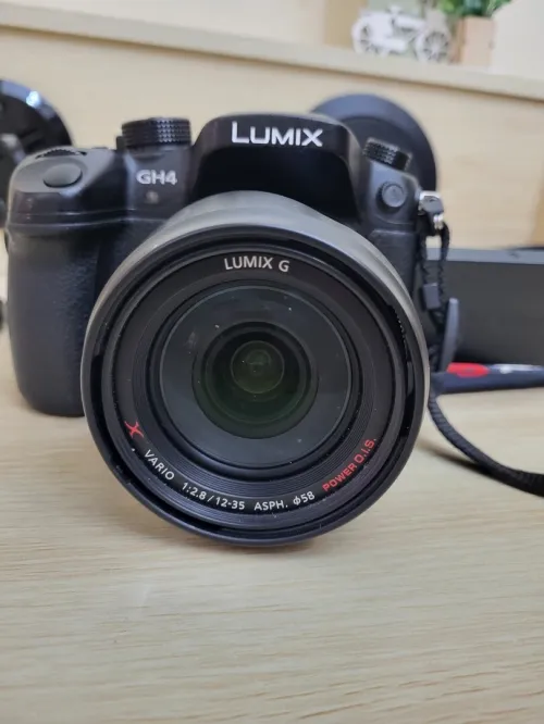 Hybride Panasonic Lumix GH4 vidéo en 4K/UHD + Lumix G X Vario 12-35mm f/2.8 ASPH Power OIS
