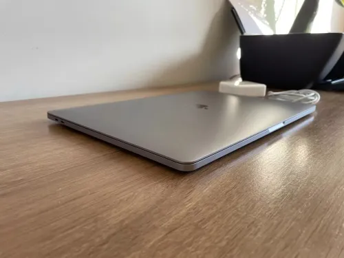MacBook Pro 16" 2019 | CORE i7 | 16GB RAM | AMD RADEON PRO 5300M 4GB | 512GB SSD |GAMME Workstation