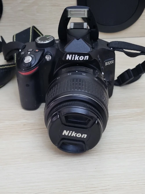 Nikon D3200 Appareil photo reflex 24Mpx + OBJECTIF Nikon AF-S DX Nikkor 18-55mm f/ ED II