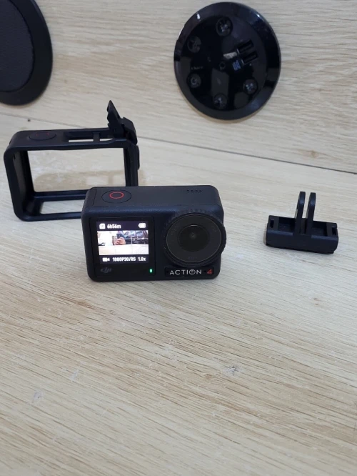 DJI Osmo Action 4 - Caméra d'Action étanche 4K/120 FPS Images saisissantes en Basse lumière 1770mAh