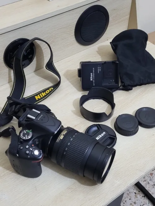 Nikon D5200 Appareil photo numérique Réflex 24,2 Mpix + Objectif AF-S DX 18-105mm f/ ED VR