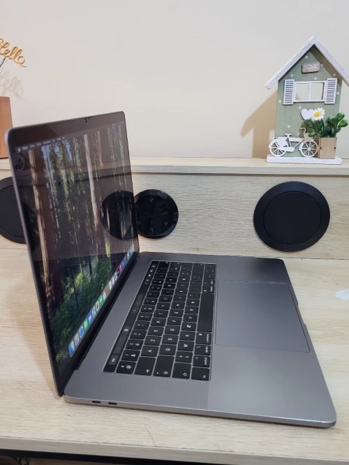 MacBook Pro 16" 2019 | CORE i7 | 16GB RAM | AMD RADEON PRO 555X 4GB | 256GB SSD | GAMME Workstation