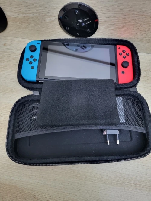 Nintendo Switch + UN JEUX + CHARGEUR D'ORIGINE + SACOCHE