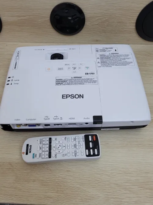 EPSON EB1751 PROJECTEUR 3LCD - PORTABLE - 2600 LUMENS - XGA (1024 x 768) - 4:3 + 2 TÉLÉCOMMANDES
