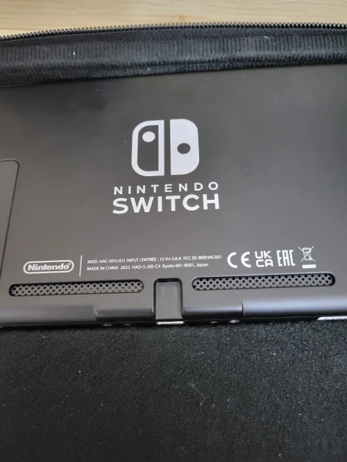 Nintendo Switch + UN JEUX + CHARGEUR D'ORIGINE + SACOCHE