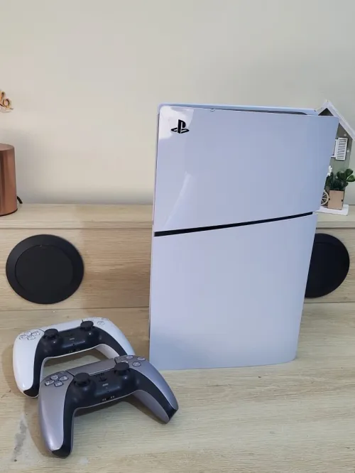 Sony Console PlayStation 5 Slim - UHD 8K - 1TB + 2 MANETTES - Édition Digital (VERSION SANS DISC DVD) (Modèle Slim) CFI-2016