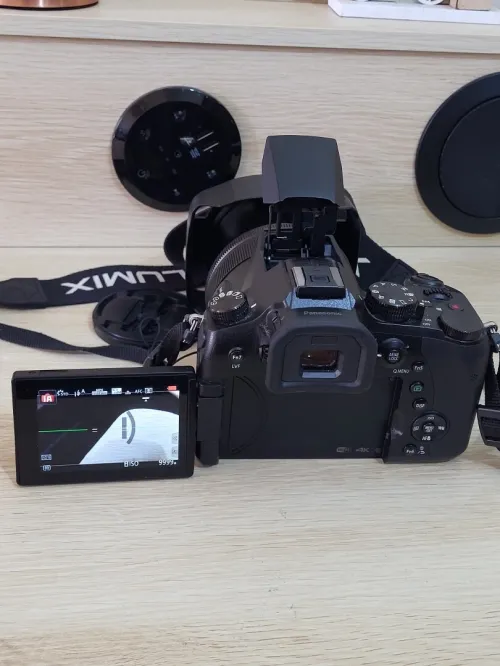 Panasonic Lumix FZ2000 - 20.1MP - VIDEO EN 4K Ultra HD / 24 pi/s - 20x zoom optique Leica Wi-Fi
