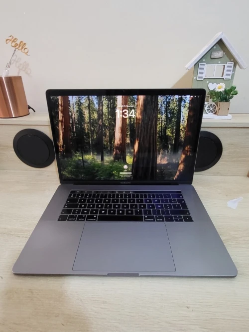 MacBook Pro 16" 2019 | CORE i7 | 16GB RAM | AMD RADEON PRO 555X 4GB | 256GB SSD | GAMME Workstation