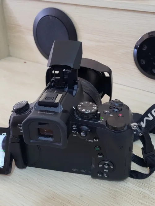 Panasonic Lumix FZ2000 - 20.1MP - VIDEO EN 4K Ultra HD / 24 pi/s - 20x zoom optique Leica Wi-Fi