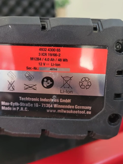 Milwaukee M12 BPS-421X - Set ponceuse polisseuse Li-Ion 12V (1x batterie 4.0Ah & 1x 2.0Ah) dans HD Box - NEUF JAMAIS UTILISÉ.