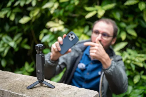DJI Osmo Pocket 3 Créateur Combo Bundle, camera vlog CMOS 1'' et Vidéo 4K/120 ips, digital et petite, Stabilisation à 3 axes, Suivi Facial/Objet, MAP rapide, avec Micro pour un Son net