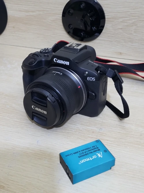 Canon EOS R100 hybride APS-C 24.1 MP - Vidéo 4K 30p - AF CMOS Dual Pixel - Viseur OLED - Wi-Fi/Bluetooth + Objectif stabilisé RF-S 18-45mm f/4.5-6.3 IS STM