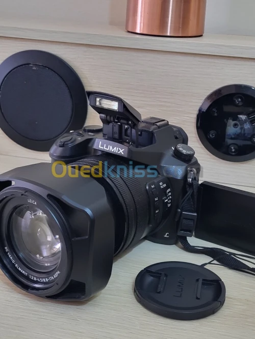 Panasonic Lumix DMC-FZ2000 - 20.1 MP - VIDEO EN Ultra HD 4K / 24 pi/s - 20x zoom optique Leica Wi-Fi
