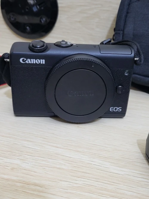 Canon EOS M 200 hybride Vidéo 4K/UHD 30p capteur APS-C de 24Mpx + EF-M 15-45mm f/3,5-6,3 IS STM