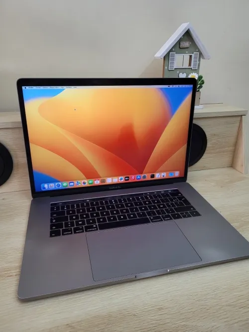 MacBook Pro 15.6" | CORE i7 | 16GB RAM | AMD RADEON PRO 560 4GB | 512GB SSD | GAMME Workstation 
