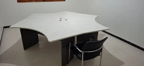 Lot mobilier de bureau et chaises