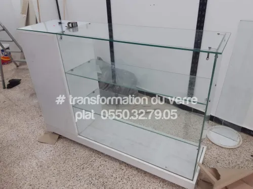 Comptoir et présentoir vitrine d'exposition en verre 