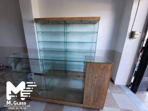 Comptoir et présentoir vitrine d'exposition en verre 