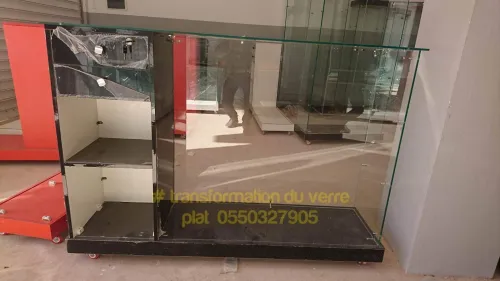 Comptoir et présentoir vitrine d'exposition en verre 