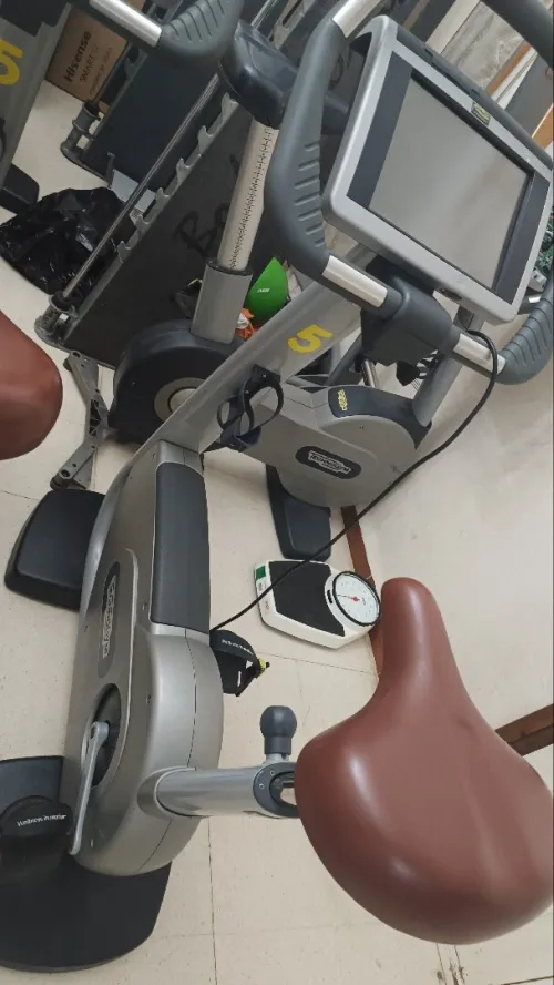 Vélo droit technogym excite écran tactile