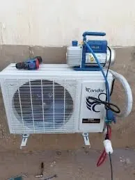 Technicien spécialisé en maintenance et réparation des climatiseurs et systèmes frigorifiques