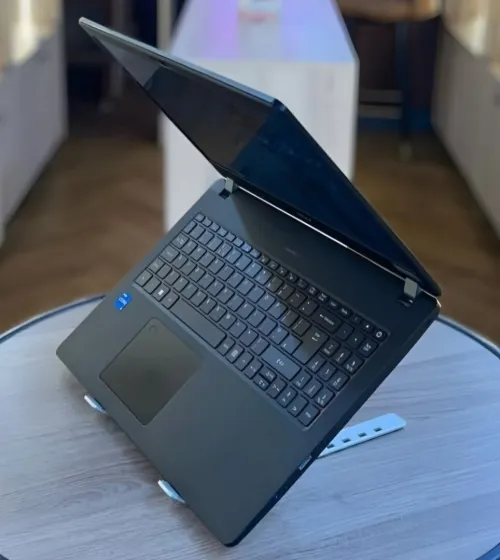 Acer TravelMate P215