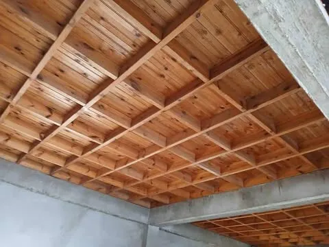 A vendre Charpente en bois de première qualité et tuiles de marque portugaise renommée."