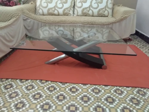 table basse en verre et chrome