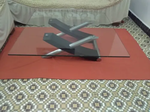 table basse en verre et chrome