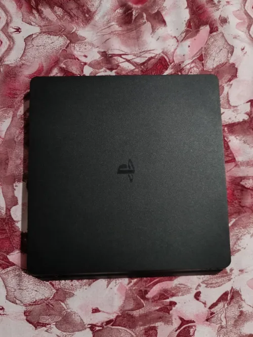 Ps 4 slim 1 tr modèle 2216B Version 13.02 avec La boîte et 2 manette Original et Copie  Avec tout les câbles bien sûr Original  Câbles de chargement  Câbles de hdm Câbles d'alimentation