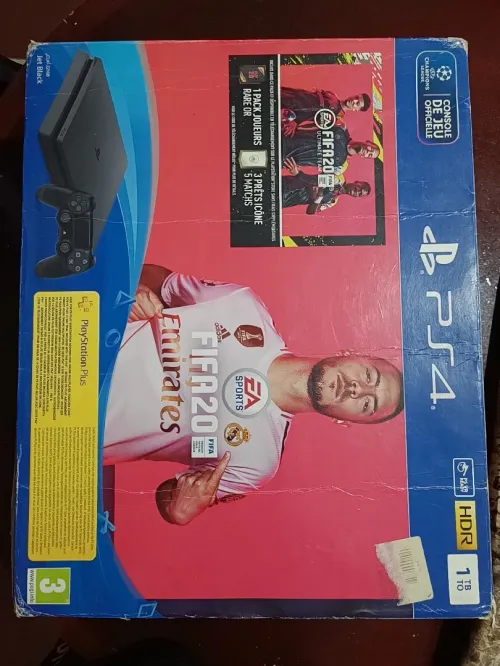 Ps 4 slim 1 tr modèle 2216B Version 13.02 avec La boîte et 2 manette Original et Copie  Avec tout les câbles bien sûr Original  Câbles de chargement  Câbles de hdm Câbles d'alimentation