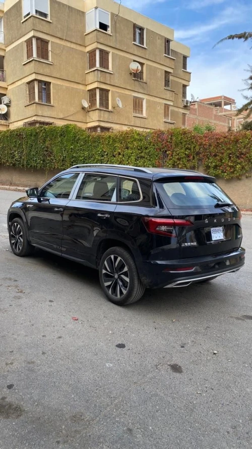 SKODA KAROQ 2025 (blanc et noire) 