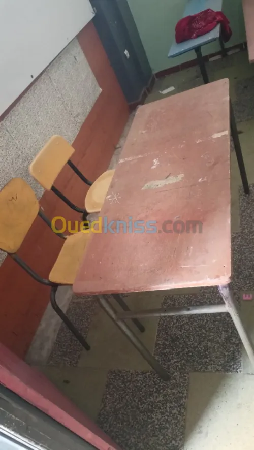 بيع كراسي و طاولات مدرسية مستعملة 
