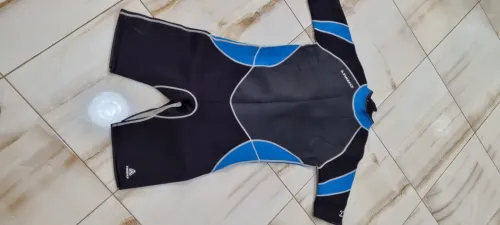 TENUES DE PLONGÉE DIFFERENTS MODELES MARQUES ET TAILLES