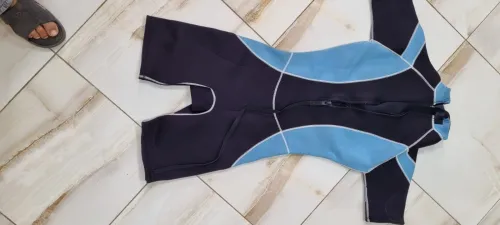 TENUES DE PLONGÉE DIFFERENTS MODELES MARQUES ET TAILLES