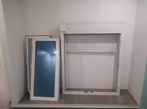 Vend 2 fenêtre avec store et 2 portes balcon avec store en aluminium blanc