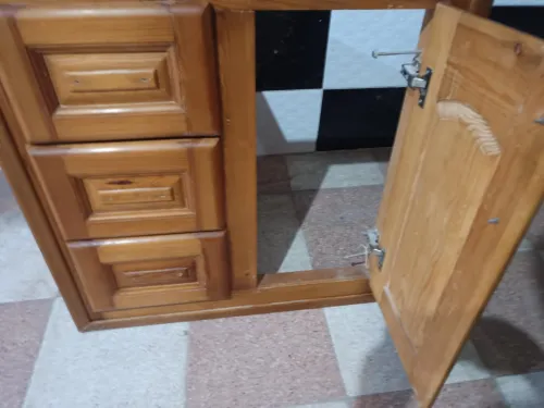 Trois Meuble bas de cuisine hêtre,  deux avec deux porte et  un avec une porte et trois tiroirs