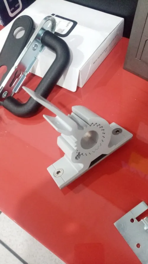Accessoires en aluminium ( équerres, poignées, serrures)