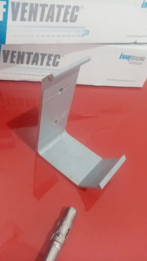 Accessoires en aluminium ( équerres, poignées, serrures)