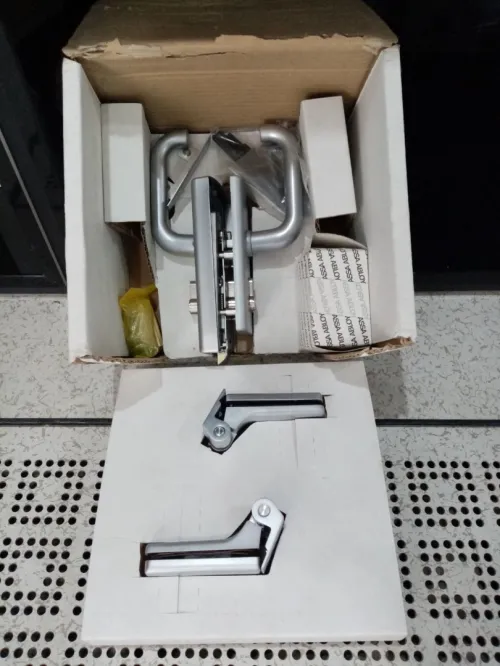 Accessoires en aluminium ( équerres, poignées, serrures)
