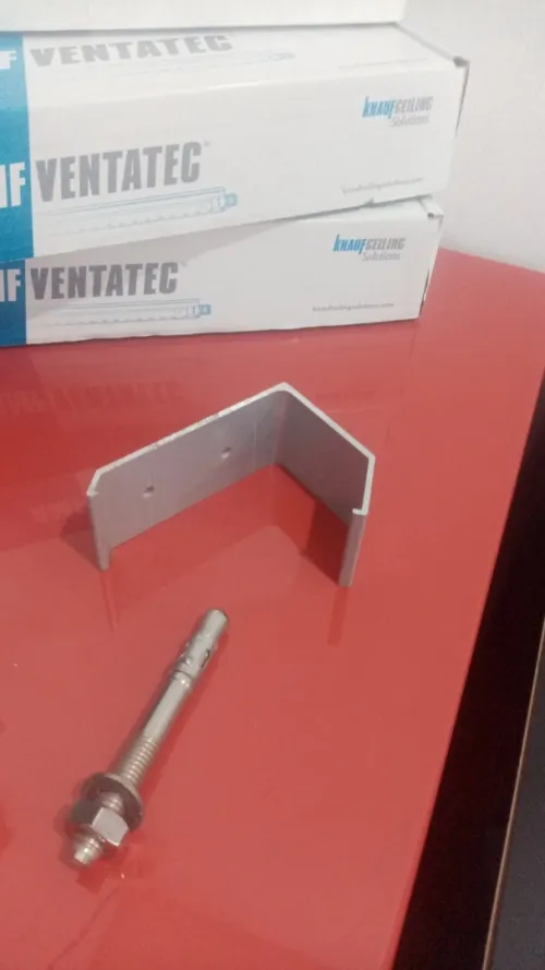 Accessoires en aluminium ( équerres, poignées, serrures)