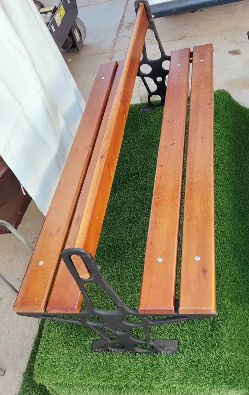 banc public et borne en fonte