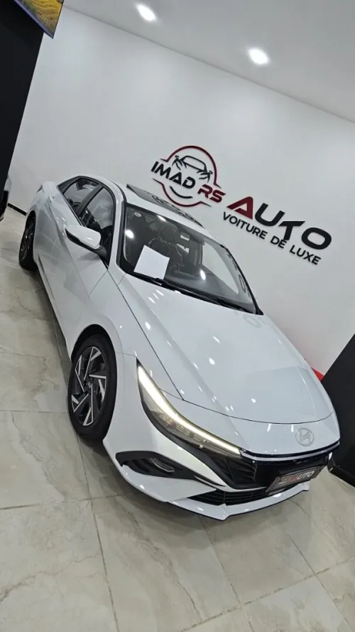 Hyundai Elantra 2025 .