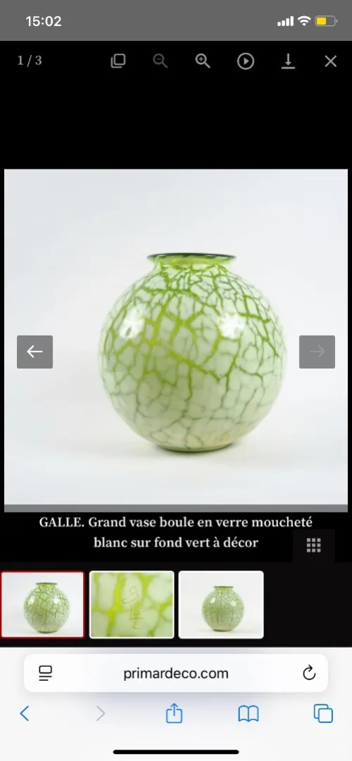 GALLE. Grand vase boule en verre moucheté blanc sur fond vert à décor