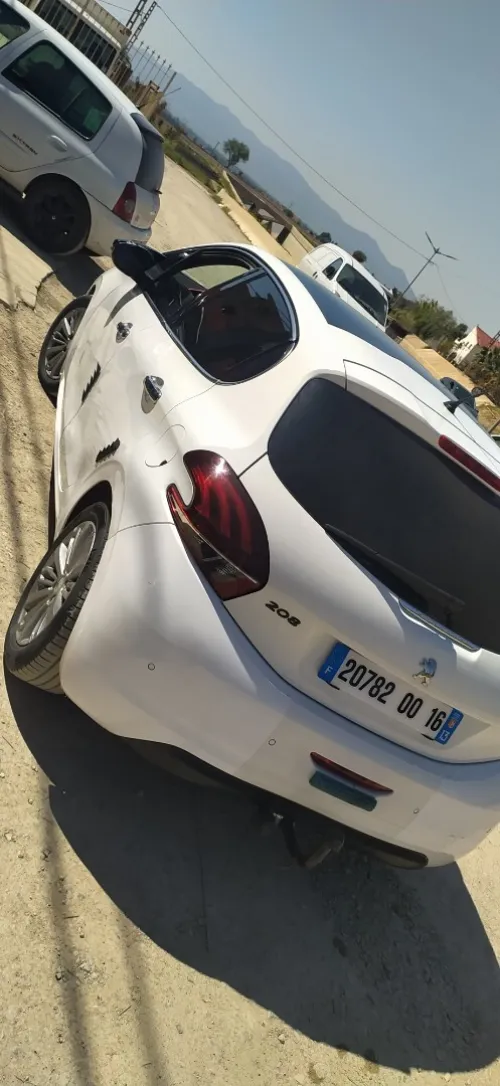 Peugeot 208 2015 Allure Facelift