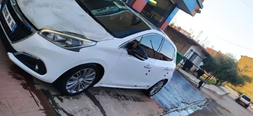 Peugeot 208 2015 Allure Facelift