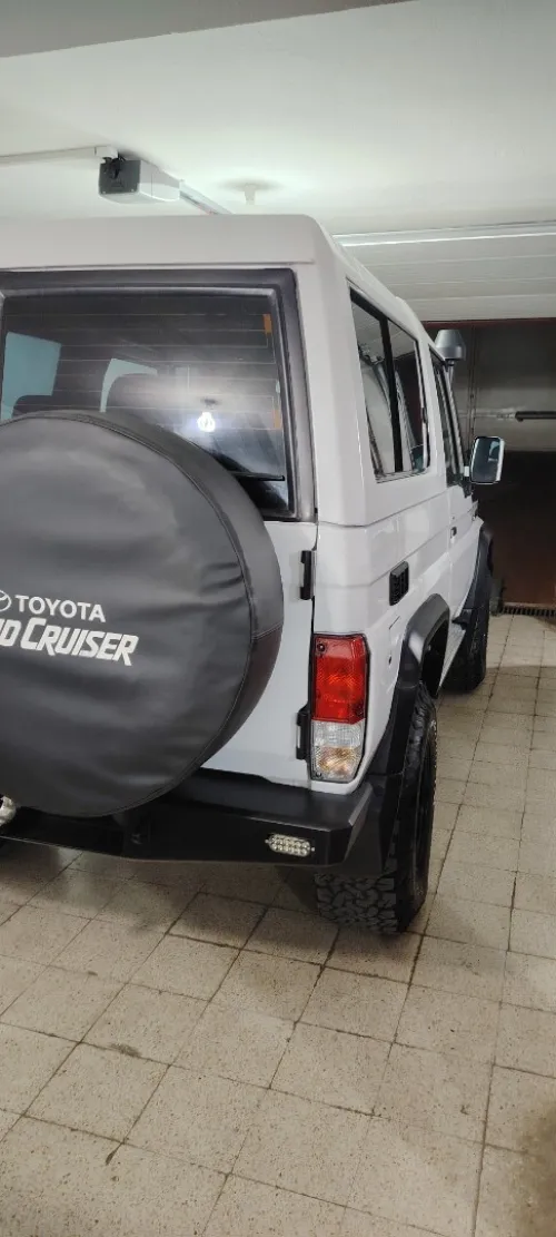 Toyota Land Cruiser 1993 Court