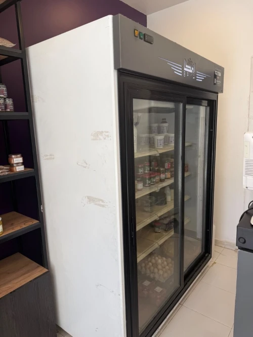 Frigo comptoir et présentoirs