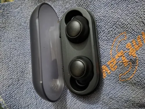 Oreillettes Airpods et plusieurs types de marques cabats (européen)....