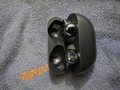 Oreillettes Airpods et plusieurs types de marques cabats (européen)....